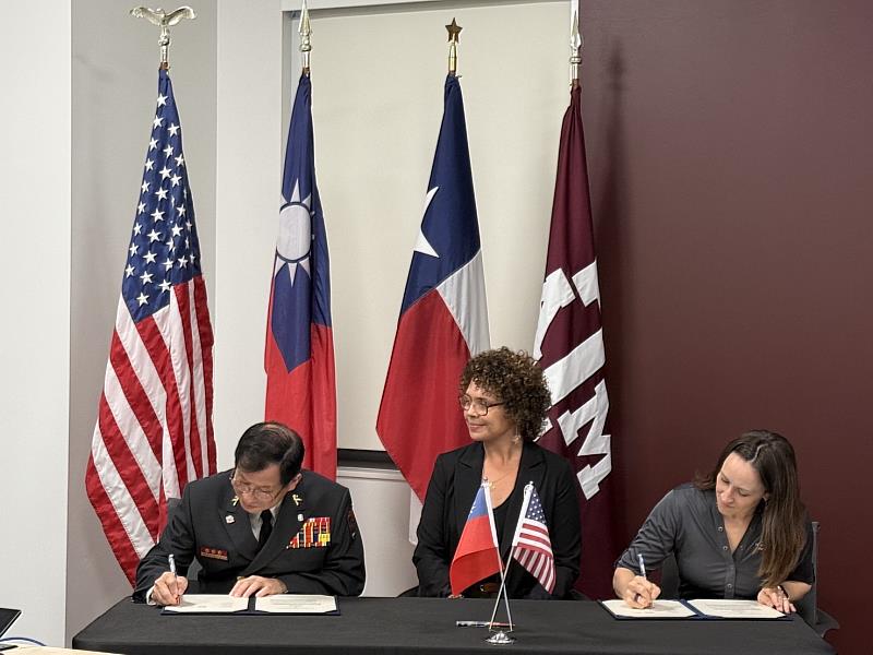 新北市政府消防局與德州農工大學簽署MOU備忘錄（左一陳崇岳局長、中間見證人副校長Holly Hudson、右一危害減輕與復原中心主任Michelle Meyer)