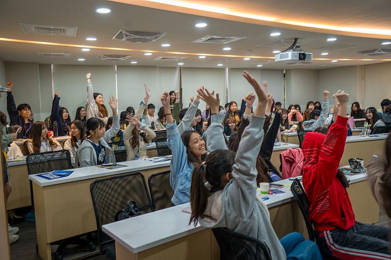 世新大學「AI 聲浪 × Podcast 新視界」課程互動熱烈，學員積極發言提出Podcast企劃想法。（世新大學提供）