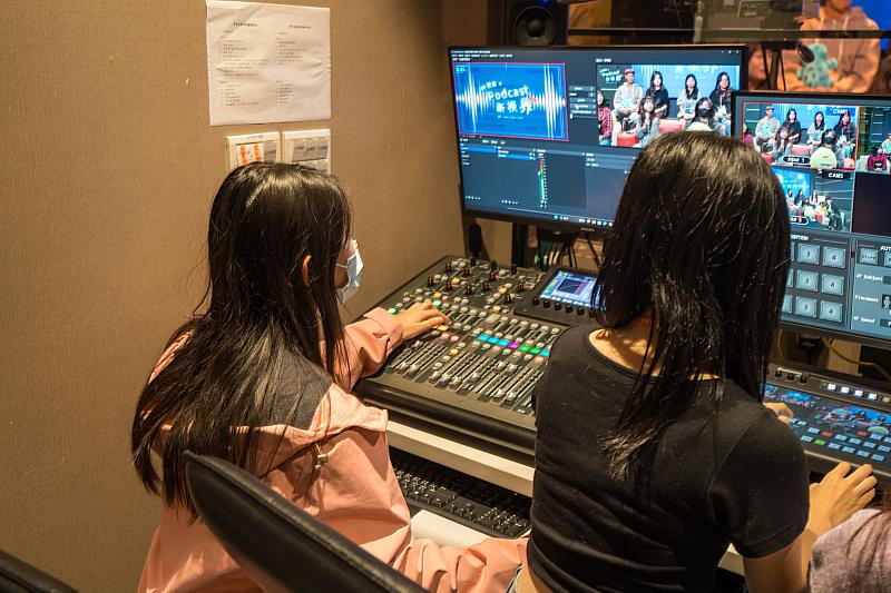 學員於世新大學影音播客直播間操作成音與導播設備，近距離感受多媒體直播現場。（世新大學提供）