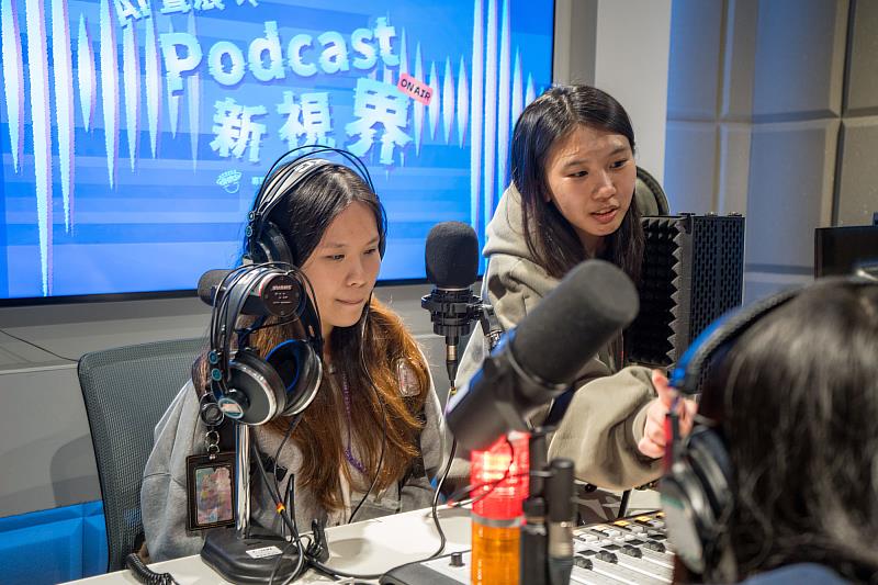 世新大學「AI 聲浪 × Podcast 新視界」工作坊，學員走進業界等級錄音室實地體驗Podcast錄製。（世新大學提供）