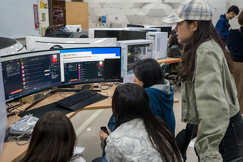 學員在世新大學專業影音工作站教室實作，運用AI工具生成節目封面與片頭Jingle。（世新大學提供）