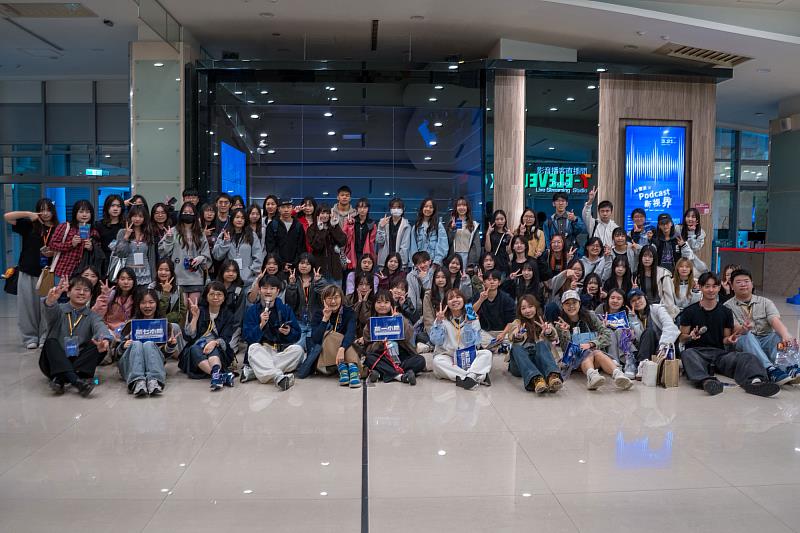 世新校友、廣播金鐘獎得主黃柏諺（前排左）與世新廣播電臺實習團隊及工作坊學員於活動合影。（世新大學提供）