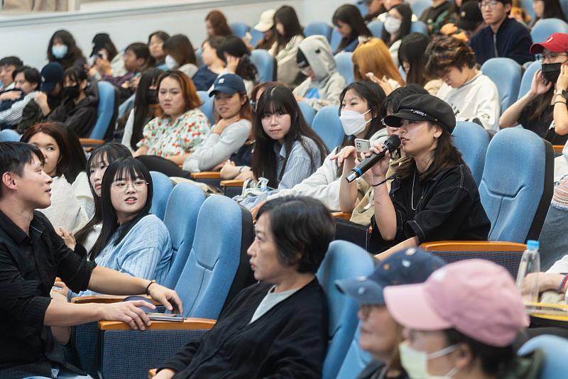 「黑白鍵上的故事－鮑比達的樂想世界」促成跨世代創作者藝術對話。（世新大學提供）