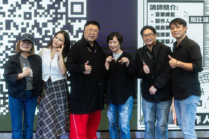 官靈芝（左起）、林沛蕎、鮑比達、樓南蔚、周德威與李武錚等業界前輩、教師與校友齊聚。（世新大學提供）