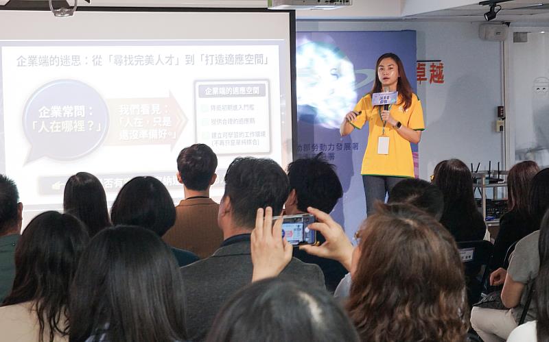 財團法人基督教芥菜種會主任朱紅溱分享青年培力成果