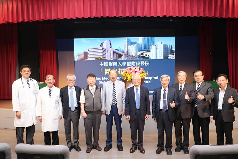 蔡長海董事長與傑出校友和貴賓合影。