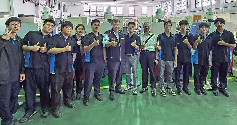 高屏澎東分署長郭耿華(圖中)為分區賽選手們加油打氣。