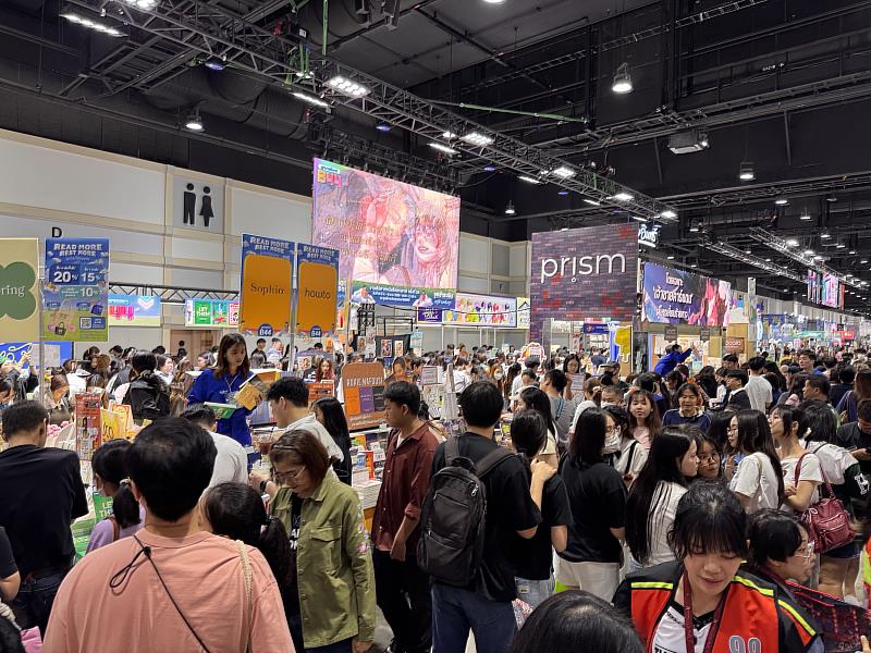 曼谷書展現場人潮洶湧，每年參觀人次高達 150 萬，銷售額超過新臺幣 3 億。（文策院提供）