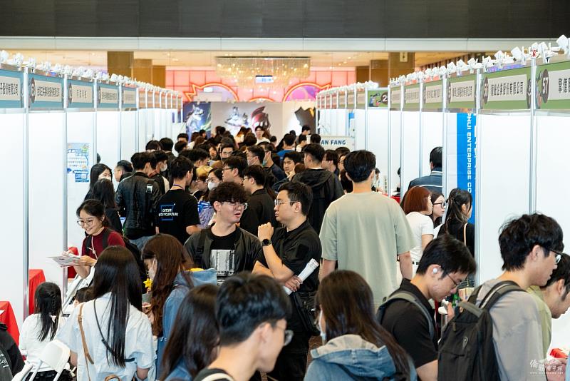 僑生現場與企業進行面試交流