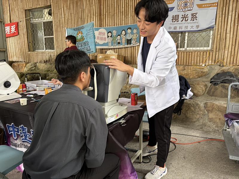 視光系學生為裡冷部落民眾做視力篩檢