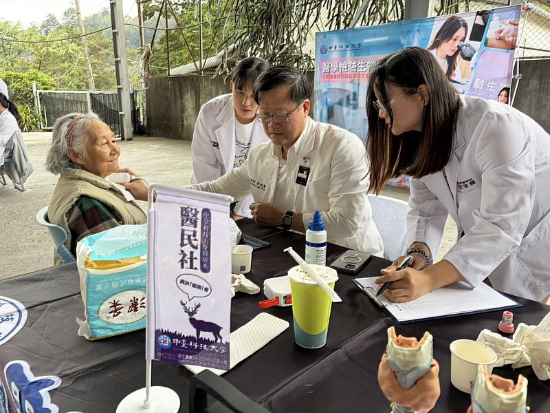 醫放系老師為民眾做甲狀腺超音波