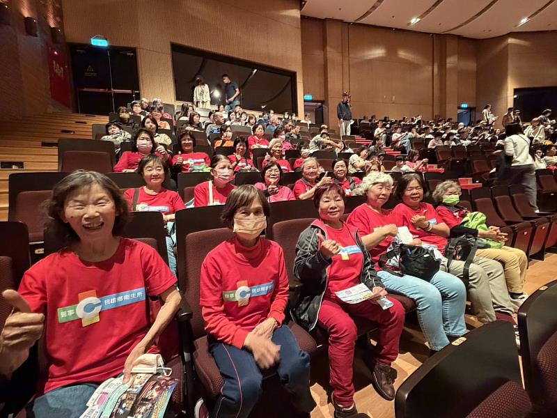 民雄衛生所開「心靈處方箋」，帶老勢大進劇場找回生命感動-4