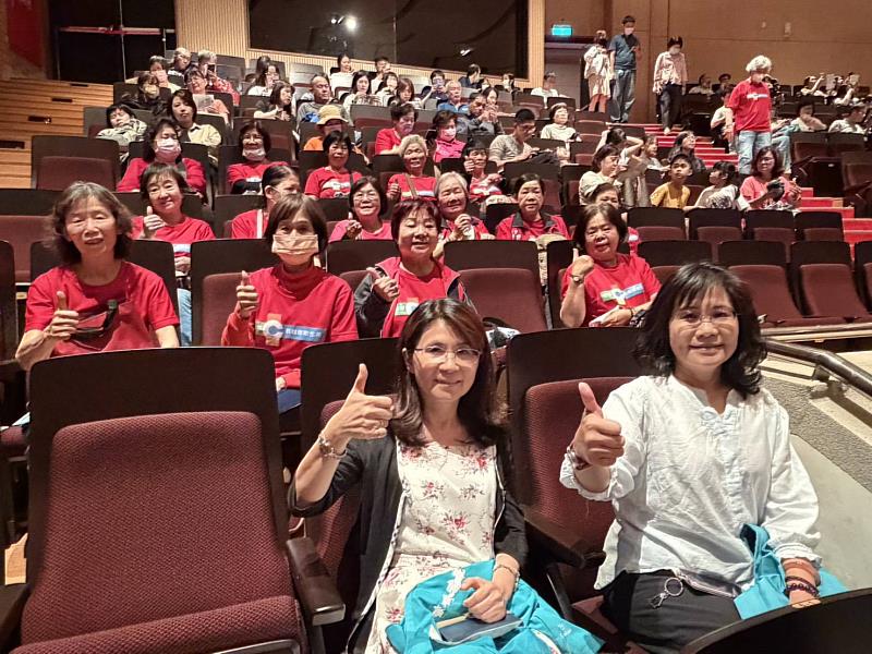 民雄衛生所開「心靈處方箋」，帶老勢大進劇場找回生命感動-2