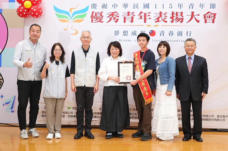 黃敏惠市長與優秀青年葉柏辰合影