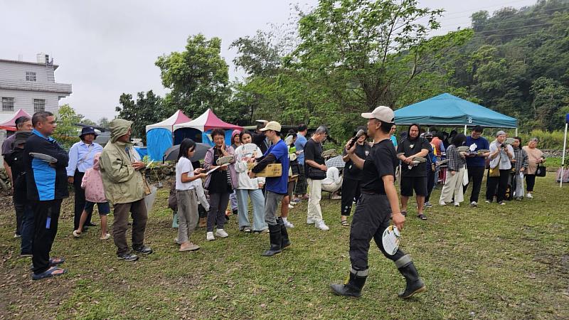 工作站同仁進行森林防火、動物保育宣導及有獎徵答活動。