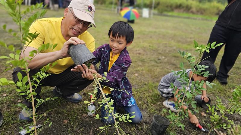 與永安社區夥伴及永安小學堂孩童一起植樹。