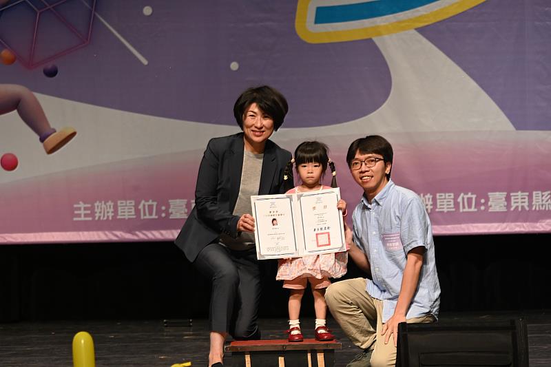 臺東慶祝兒童節!饒慶鈴表揚489位模範兒童