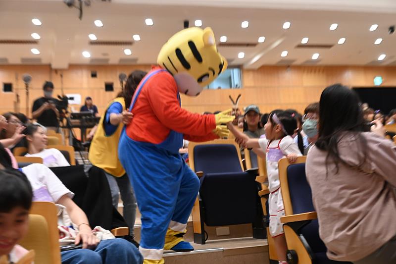 臺東慶祝兒童節！饒慶鈴表揚489位模範兒童