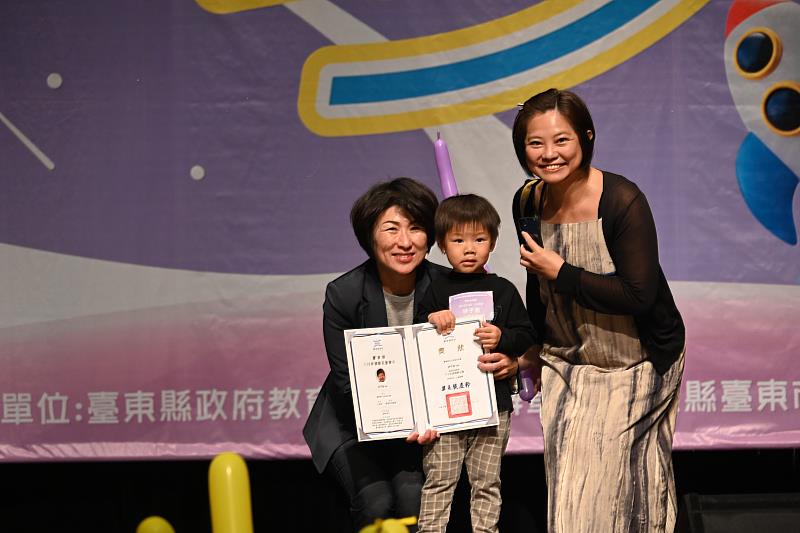 臺東慶祝兒童節!饒慶鈴表揚489位模範兒童