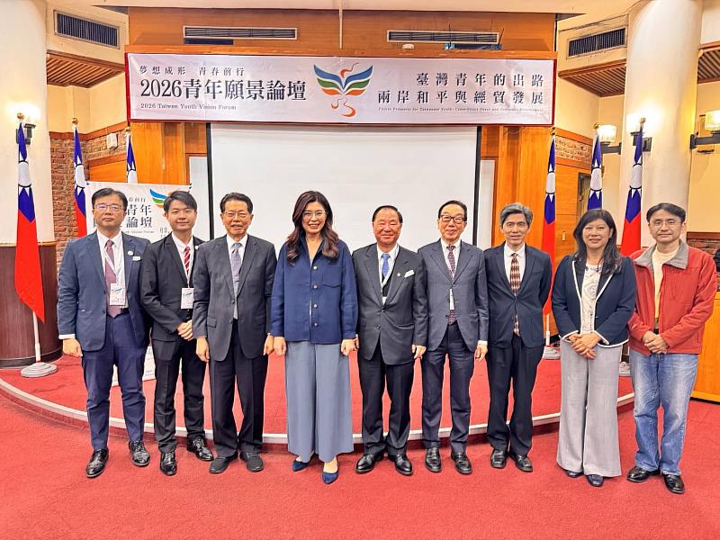 國民黨鄭麗文主席出席救國團115年青年節青年願景論壇，與與會貴賓合影。