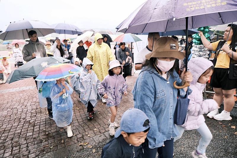 臺東親子路跑歡慶兒童節 逾200人齊聚大坡池跑出成長與笑聲