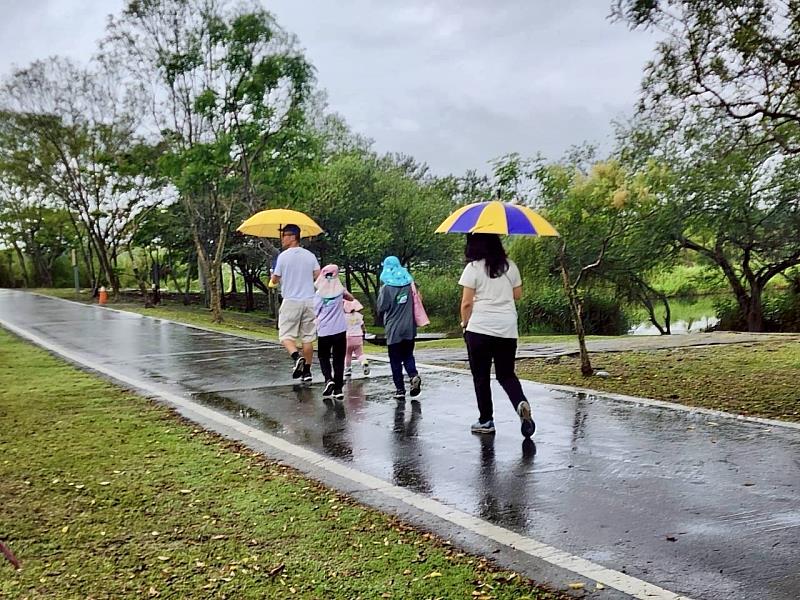 臺東親子路跑歡慶兒童節 逾200人齊聚大坡池跑出成長與笑聲