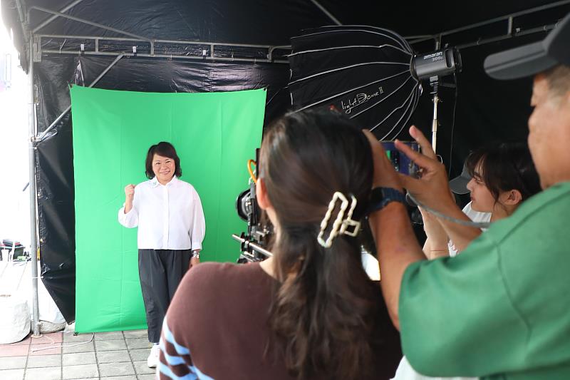 廢校搖身青年基地！勞青處揭牌後首場青年盛典登場 千名青年嗨翻大同校區 黃敏惠市長參加活動體驗ai科技