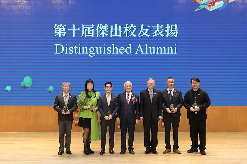 第10屆傑出校友與創辦人楊天生（中）及校長鄭道明（右2）合影。