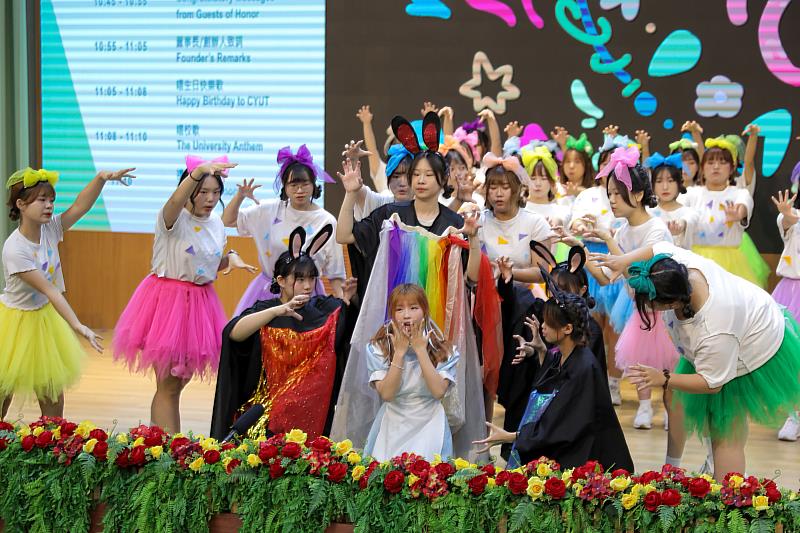 幼兒保育系學子代表獻唱生日快樂歌，場面溫馨。