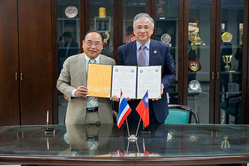 泰國湄洲大學校長Prof. Dr. Weerapon Thongma(左)與朝陽科大校長鄭道明(右)代表簽訂MOU。