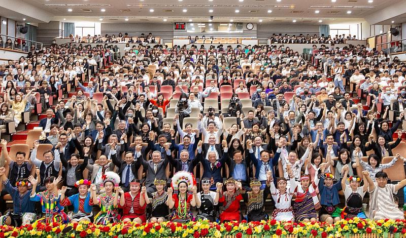 朝陽師生心手相連，共創卓越未來。