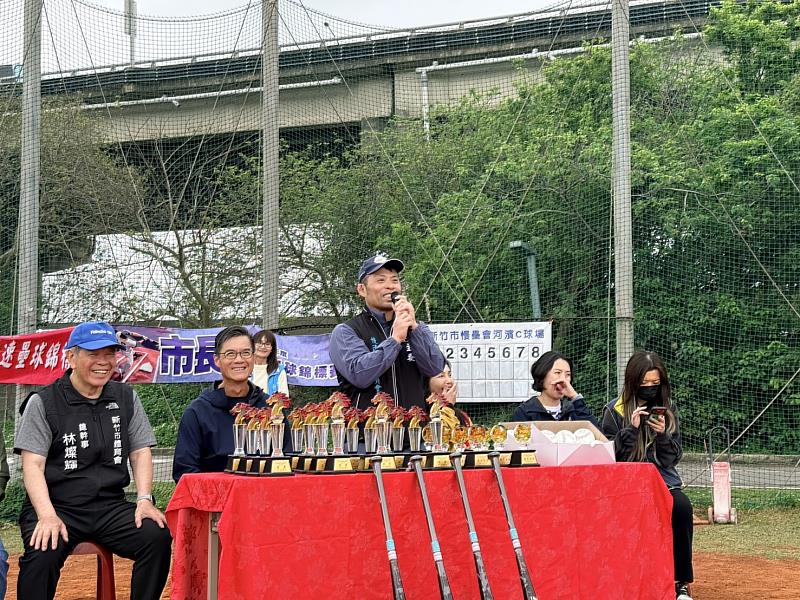 新竹市體育會慢速壘球委員會主委鄭煌學致詞。