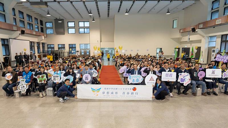 新竹市優秀青年表揚大會大合照。