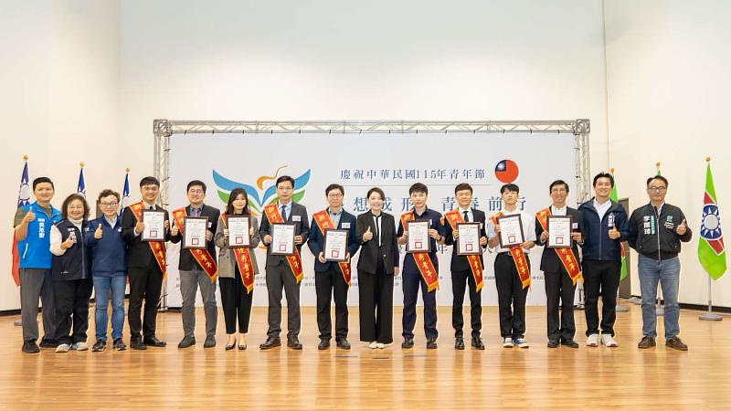 表揚優秀青年大合照。