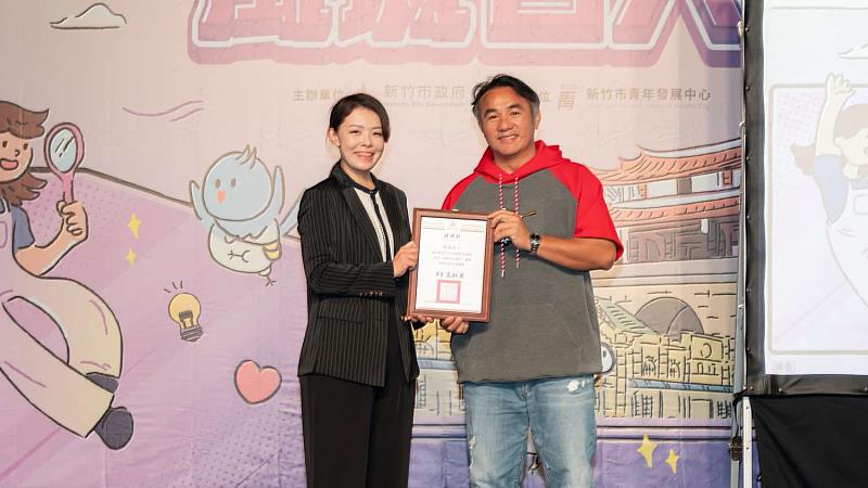 高虹安市長頒發感謝狀予新竹市市政顧問、前職棒球星張泰山。