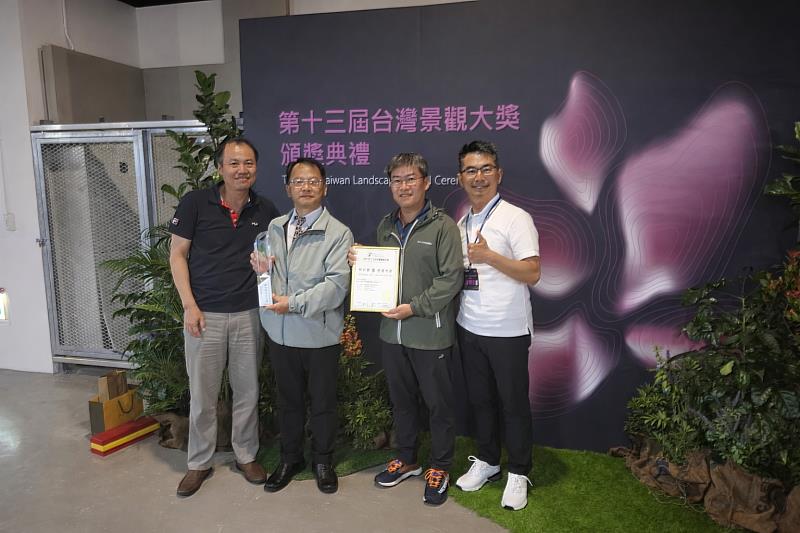 分署長李定忠(左2)率同仁及得獎廠商代表出席領獎,並表示此次獲獎肯定嘉義分署工程融合地景與生態的具體成效。