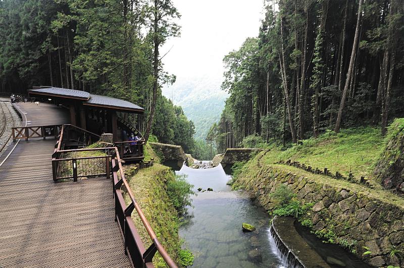 多層次豐富的水岸景觀重塑了神木區遊憩地景,造訪的遊客能飽覽溪流動靜之美。
