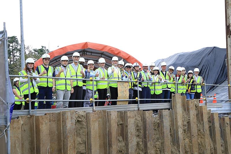 黃敏惠市長視察牛稠溪環快東段與後庄排水工程。