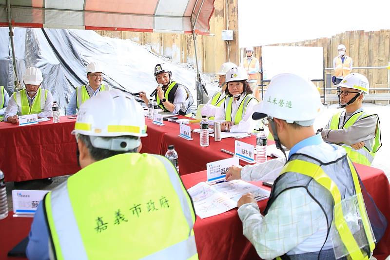 黃敏惠市長視察牛稠溪環快東段與後庄排水工程。