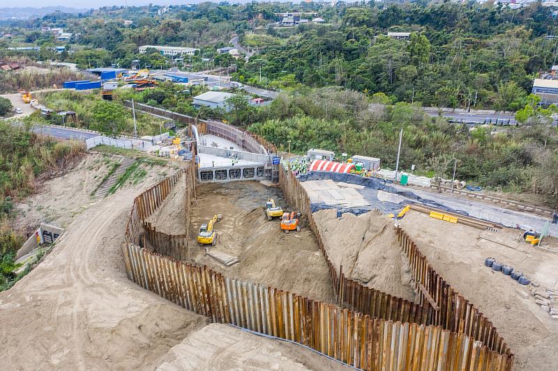 「後庄直排一出口段改善工程」，將原有的2孔涵管改建為5孔箱涵。