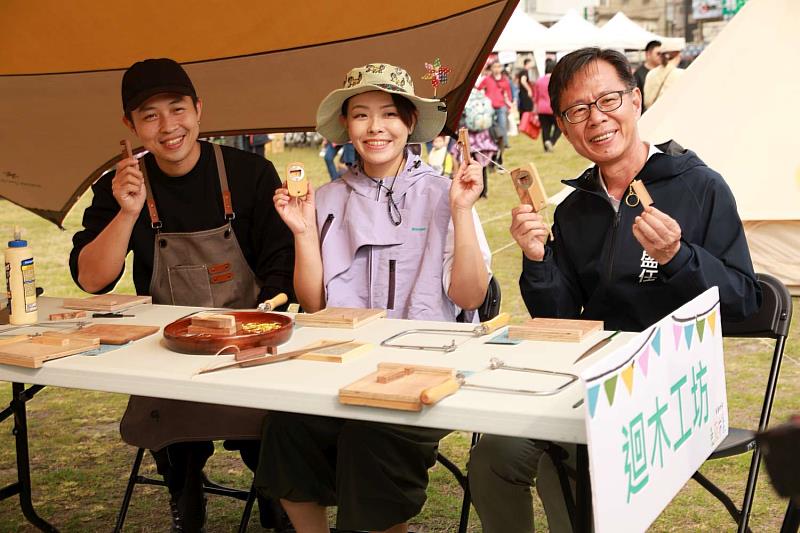 市長巡禮迴木工坊體驗手作小物。