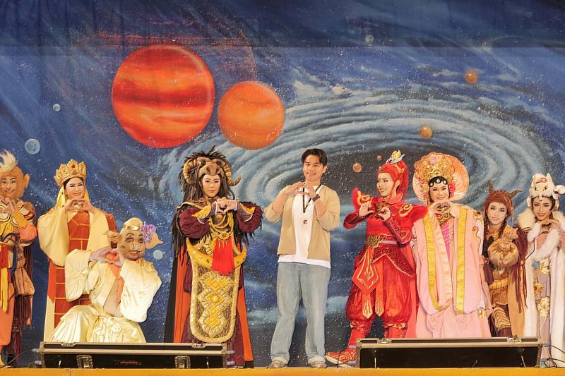 文化局長謝育哲到場，與大小朋友共同欣賞戲曲。