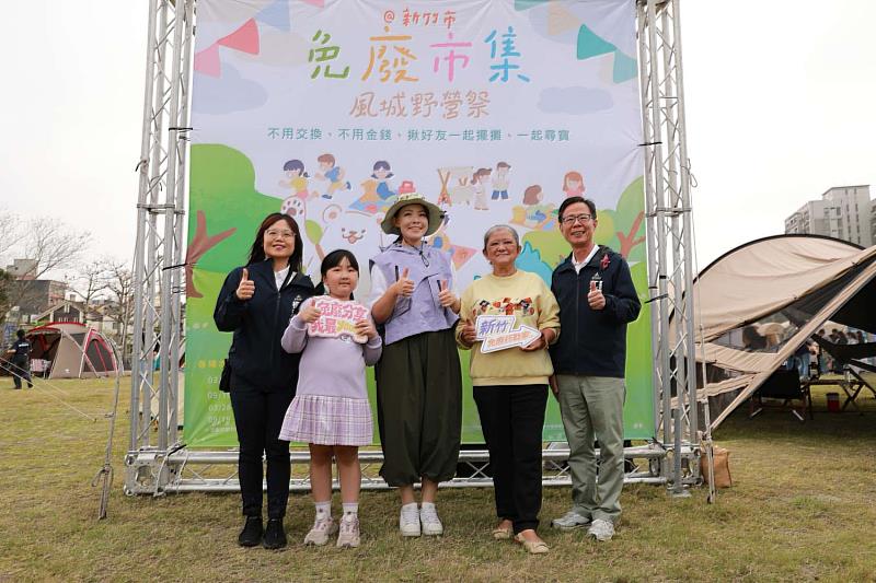 市長巡禮免廢市集最年長攤主與最小年齡攤主合影。
