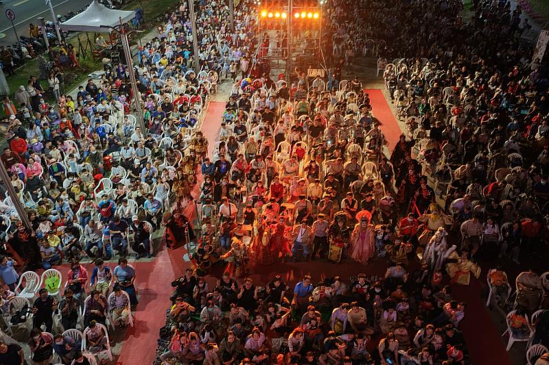 中央廣場湧入千人欣賞《風神寶寶之火焰山》戲曲演出。