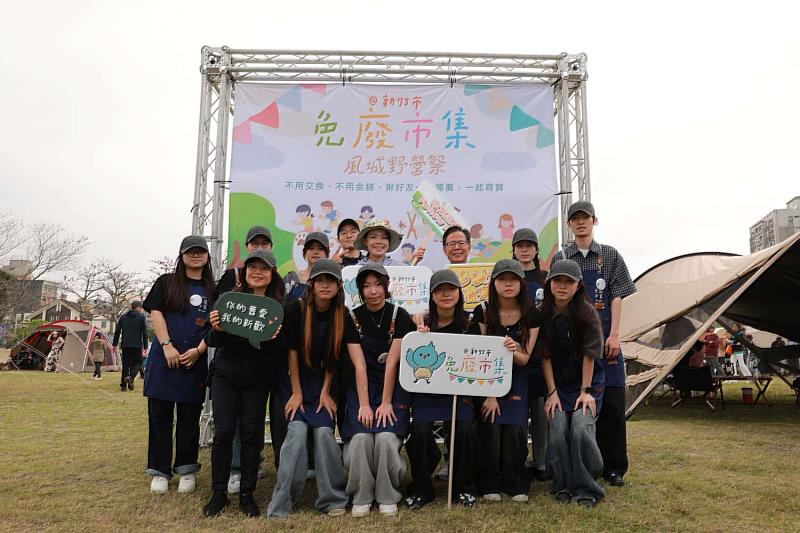 市長巡禮免廢市集青年攤主合照。