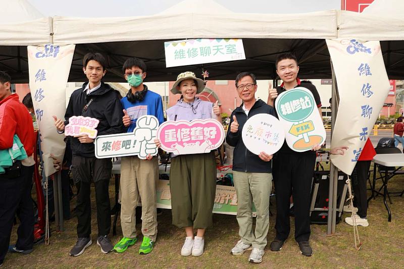 市長巡禮維修聊天室清華大學學生合照。