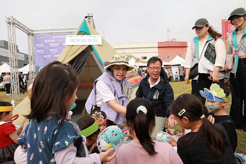 市長巡禮環保故事屋與小朋友互動。