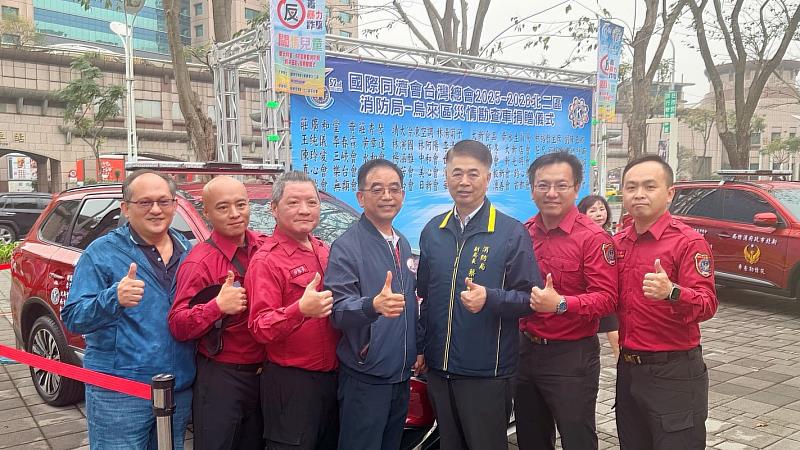 消防局蔡武忠副局長偕同第四大隊烏來義消分隊同仁與災情勘查車合照。