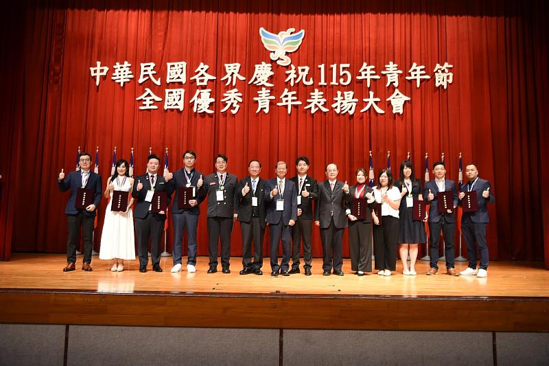 115年青年獎章10位得主與貴賓於典禮中合影留念。