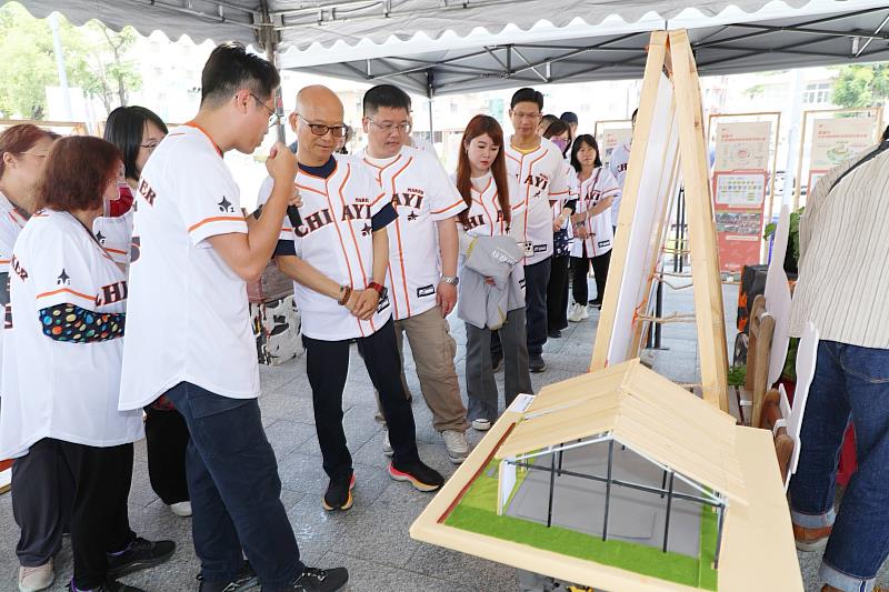 陳永豐副市長觀賞社區共好主題展。